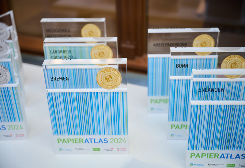 Trophäen der Gewinner des Papieratlas 2024