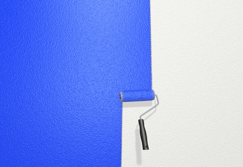 weiße Wand teils mit Farbrolle blau gestrichen