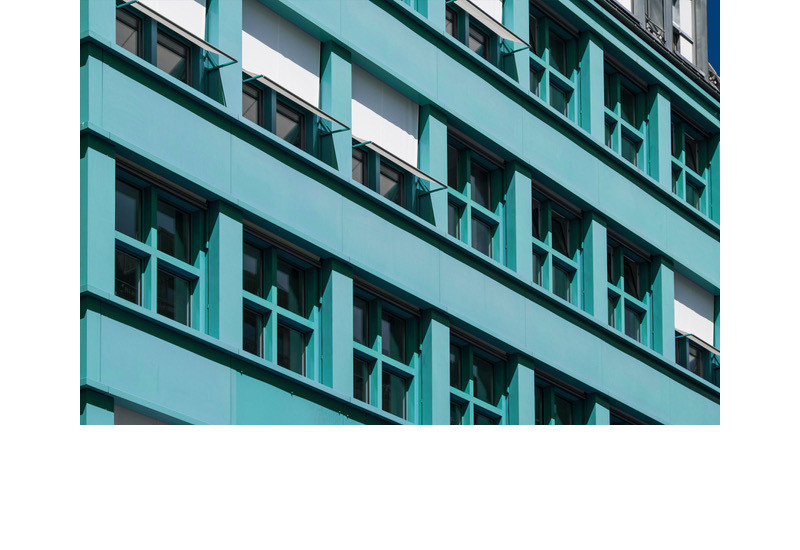 Haus mit an Fassade angebrachtem Sonnenschutz