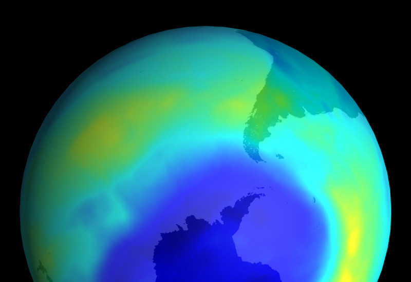 Bild der Erde von der NASA, dass die Ozonschicht anzeigt und in dunkelblau ein Loch der Ozonschicht über der Antarktis.