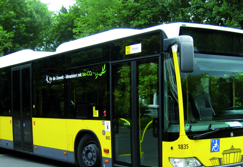 a black and yellow bus of the BVG with inscription "CO2"