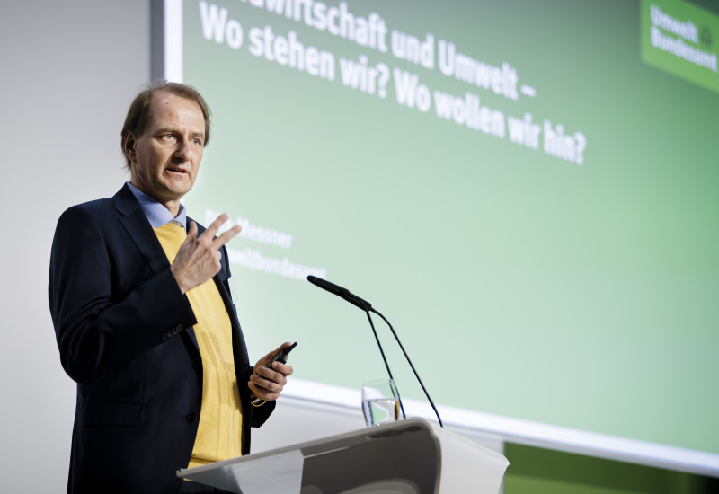 Ein Mann steht an einem Pult
