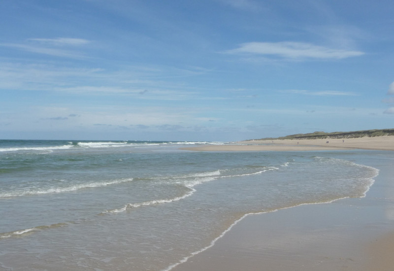 Ein Strand an der Nordseeküste mit Wellen