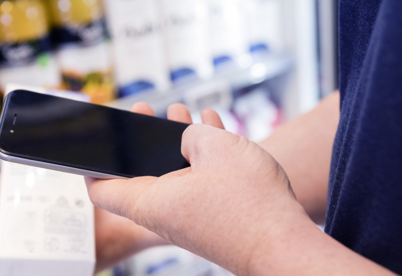 Ein Barcode auf einem Produkt wir mit einem Smartphone gescannt