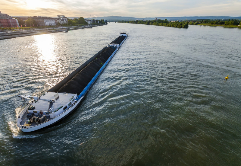 Ein Binnenschiff fährt über den Rhein.