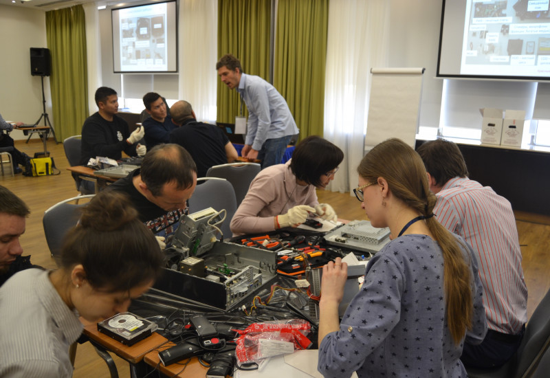 participants of the workshop repairing computers