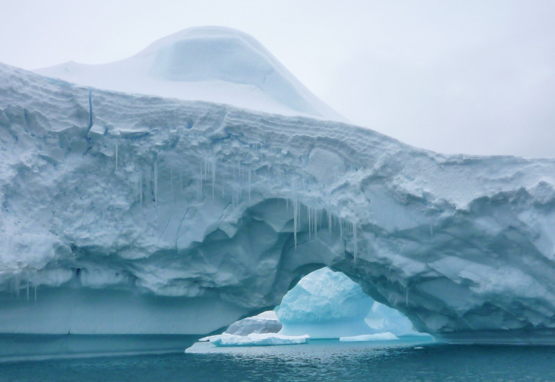 Ein Eisberg im Meer