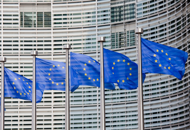 Europäische Flaggen vor dem Europäischen Parlament