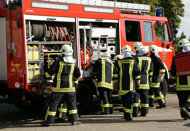 Ein Feuerwehrauto und mehrere Feuerwehrmänner