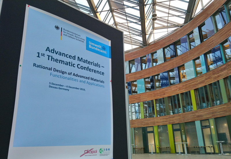 Das Foyer des UBA mit einem Plakat zur Konferenz