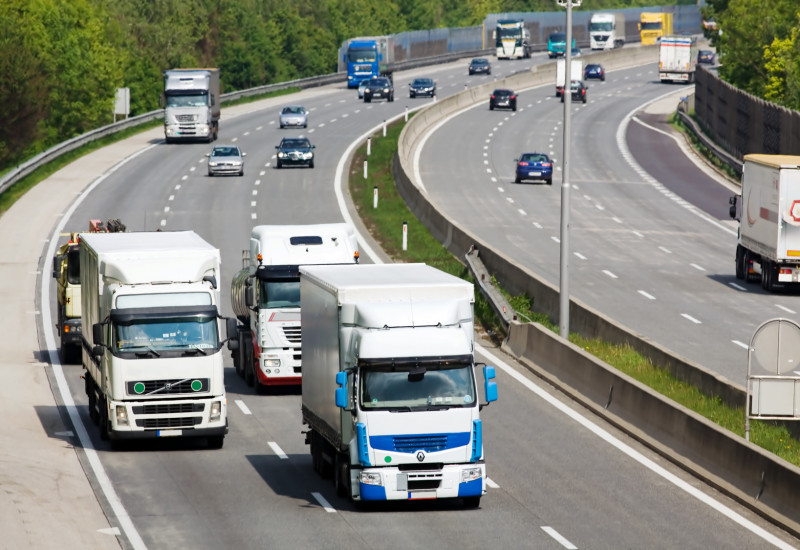 Lastwagen fahren auf einer Autobahn