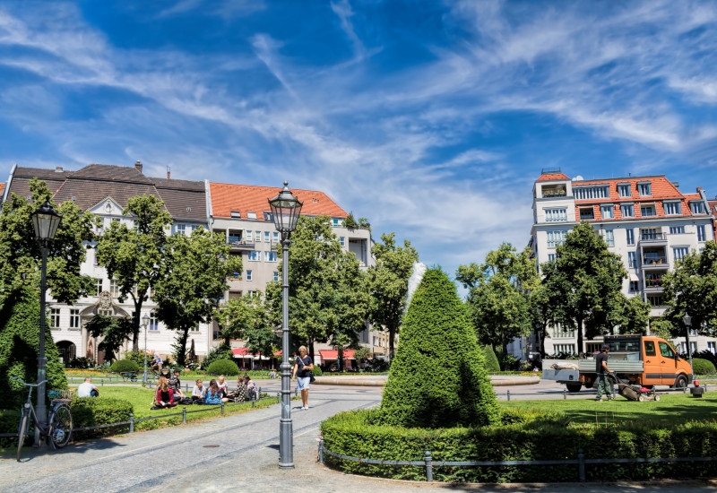 Ein grüner Platz in einer Stadt