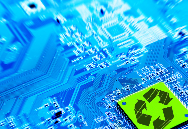 Ein Chip mit blauem Hintergrund
