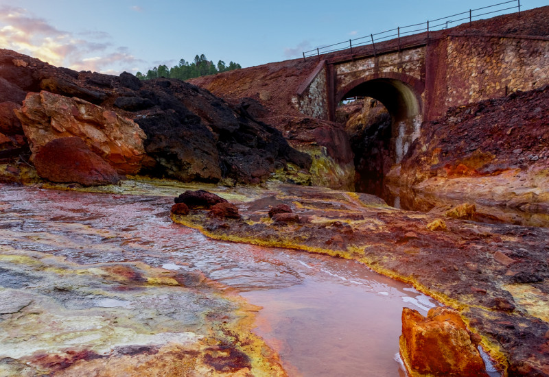 Der Fluss Rio Tinto in Spanien mit rotem Ufer.