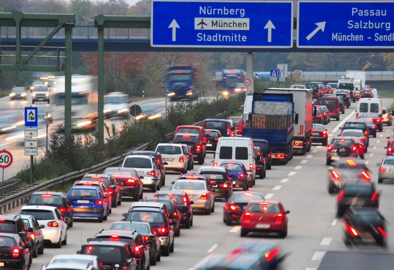 Autos stehen auf einer Autobahn im Stau.