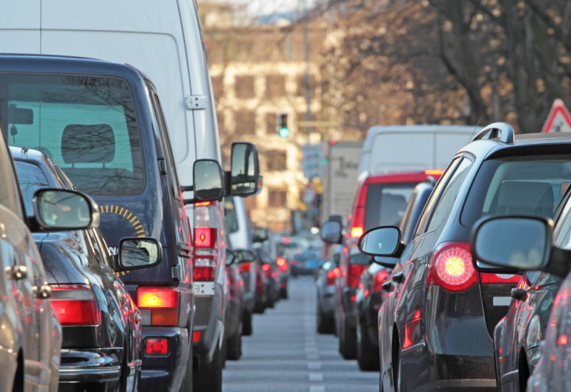 Eine Straße, in der sich Autos stauen.