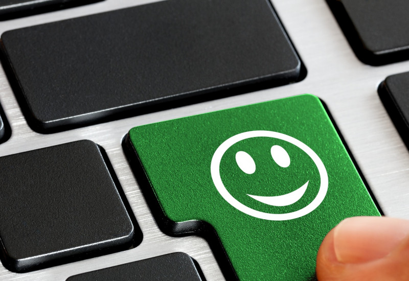 Eine Tastatur mit einem grünen Smiley.