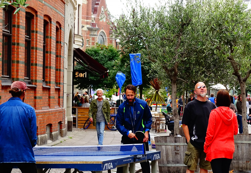 Menschen spielen Tischtennis auf der Straße