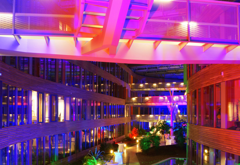 Das Atrium des UBA-Hauptgebäudes in Dessau ist in ein buntes Licht gehüllt. Anlass ist das 40 Jahre UBA-Fest.