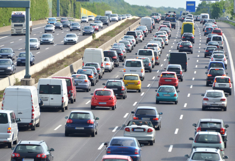 Eine Autobahn mit einer Vielzahl an Autos.