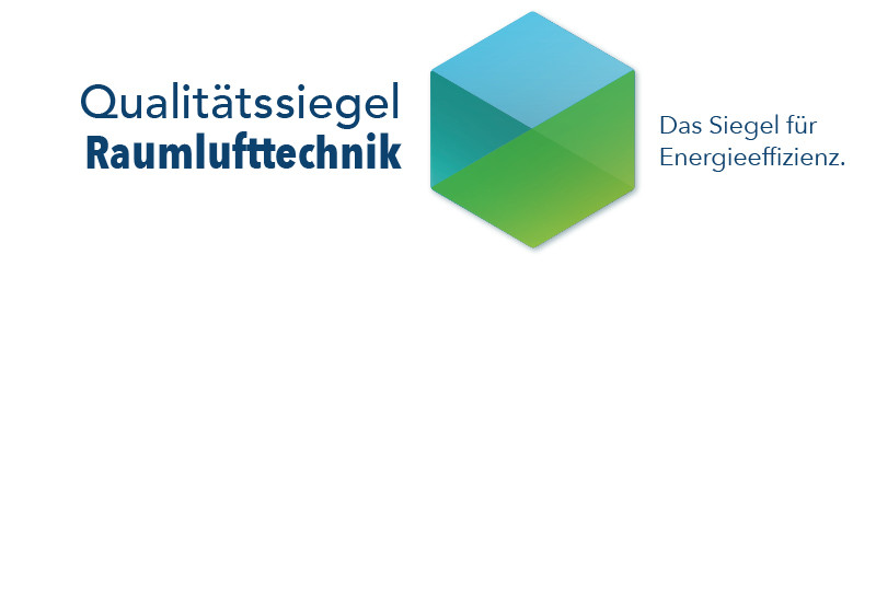 Das Bild zeigt das Logo des Qualitätssiegels Raumlufttechnik. Es besteht aus dem Schriftzug selbst und rechts daneben einem Sechseck, das auf der Spitze steht und in Blau- und Grüntönen gefüllt ist.