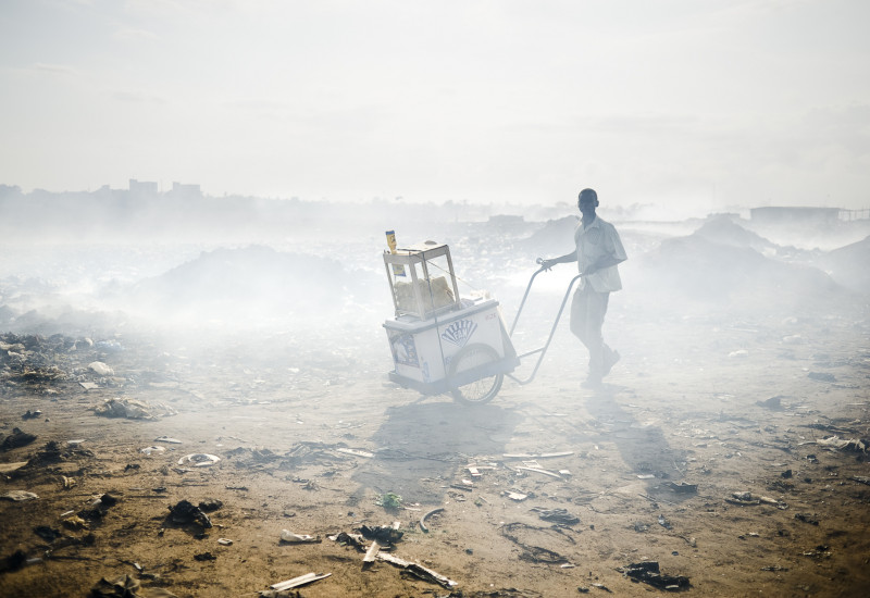 Mann auf der Mülldeponie von Agbogbloshie in Ghana