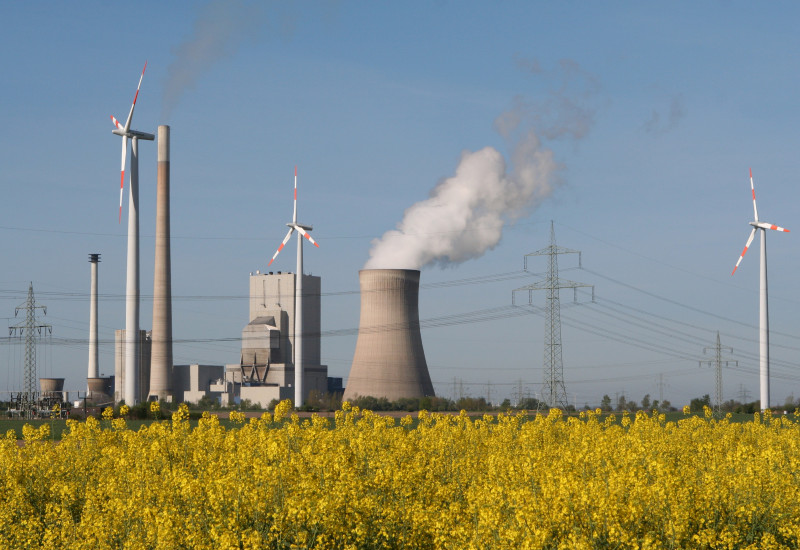 Foto mit Kraftwerk und Windrädern