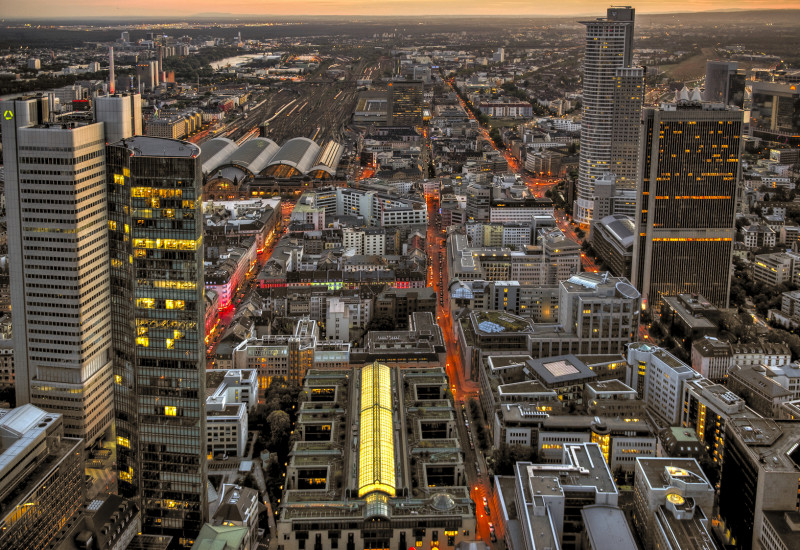 Skyline einer Großstadt von oben, abends, Hochhäuser, Straßen, Schienen