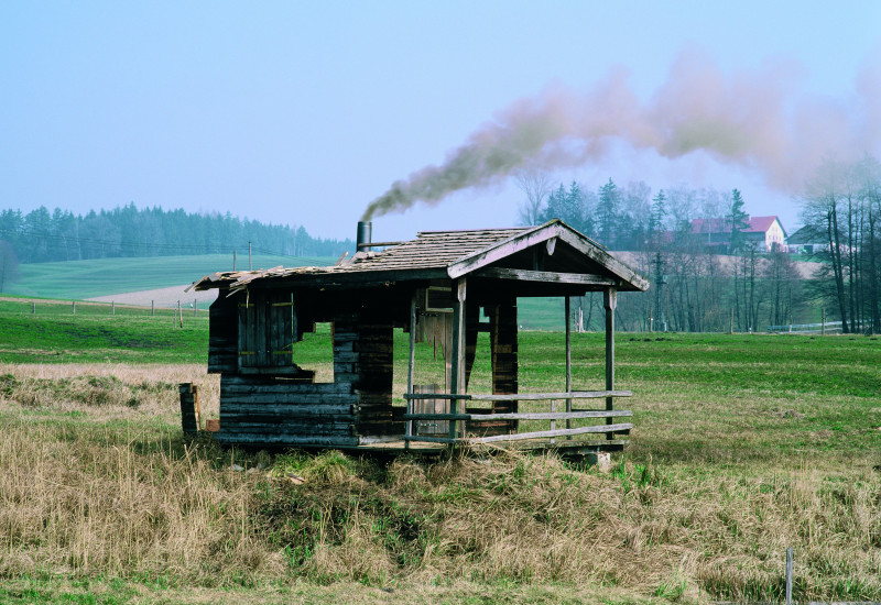 alte Hütte in einem Feld