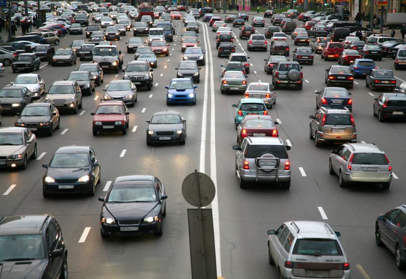 Viele Autos auf stark befahrender Straße in der Innenstadt