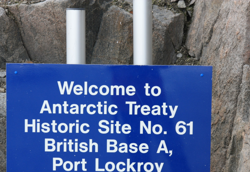 Ein Schild weist darauf hin, dass sich hier das historische Gebiet, Port Lockroy, befindet. 