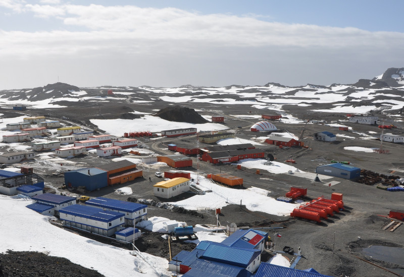Eine Forschungsstation auf der Fildes Halbinsel in der Antarktis.