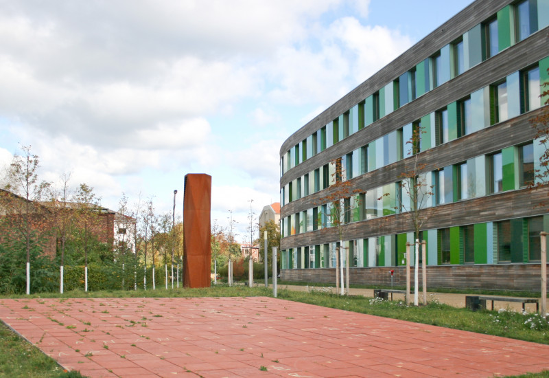 Ein großes Kreuzworträtsel aus Terrakottaplatten ziert das UBA-Hauptgebäude in Dessau