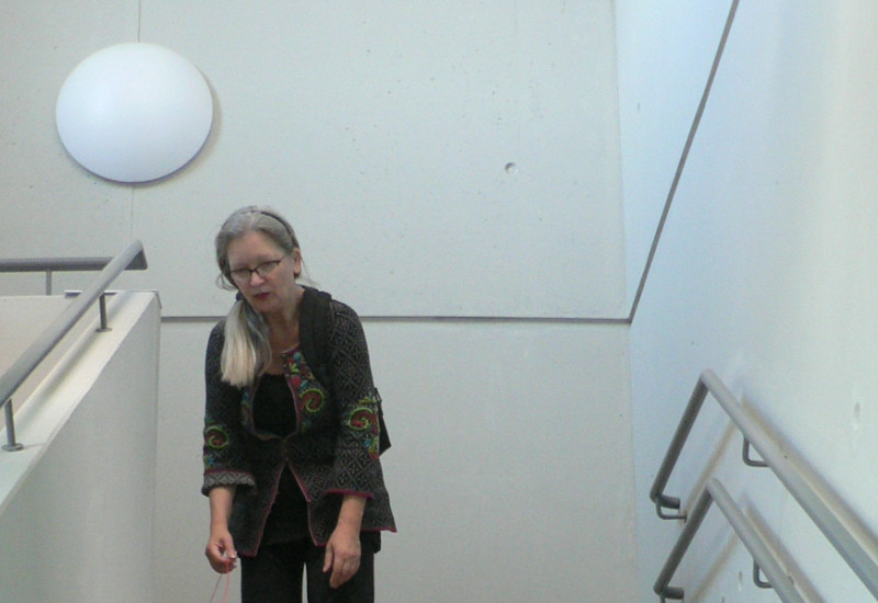 Die “Wort- und Textbildnerin” Christiane Keppler rollt "den Roten Faden" eine Treppe hinunter