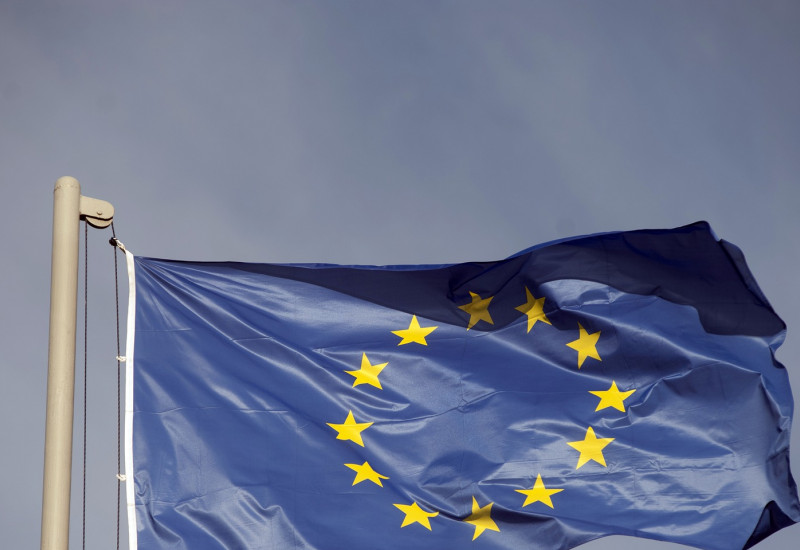 Die europäische Flagge weht im Wind. 