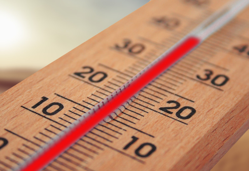Thermometer, das eine Temperatur von über 30°C anzeigt