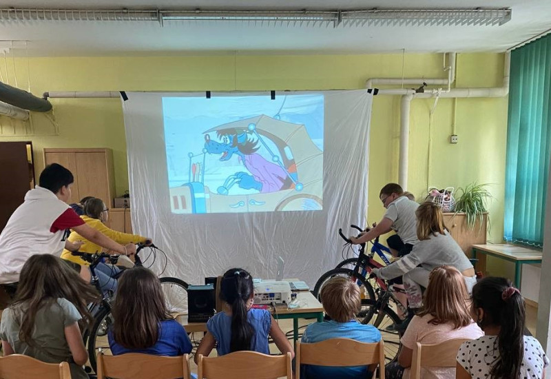 Schüler fahren Fahrrad zur Stromerzeugung