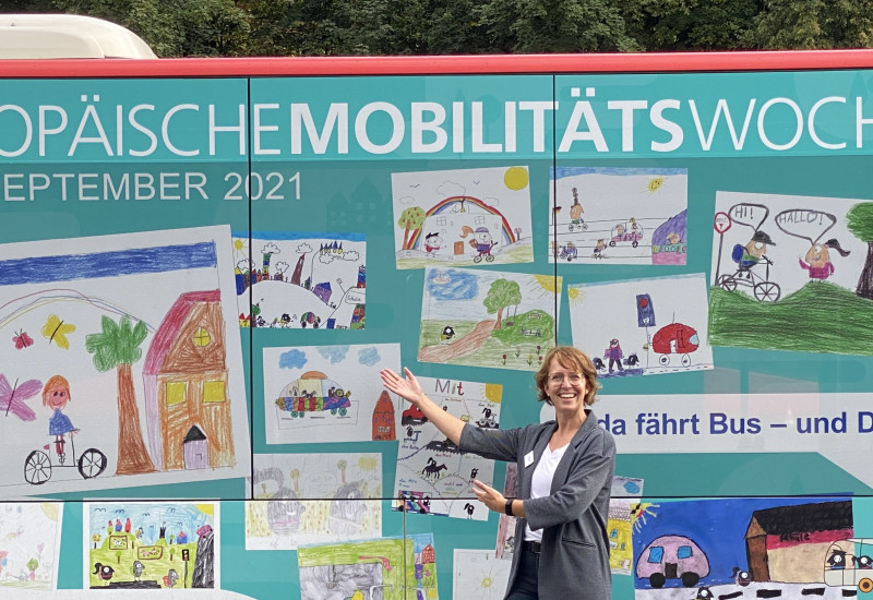 Zwei folierte Busse mit den Gewinnerbildern des Schulmalwettbewerbs zur EMW