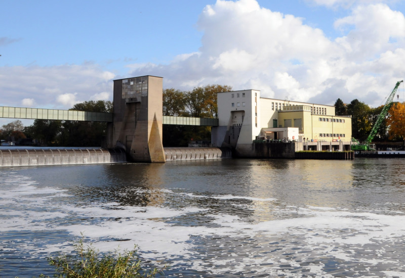 Kraftwerk Eddersheim: Wasserkraftanlage Eddersheim im Main von unterstrom aus betrachtet 
