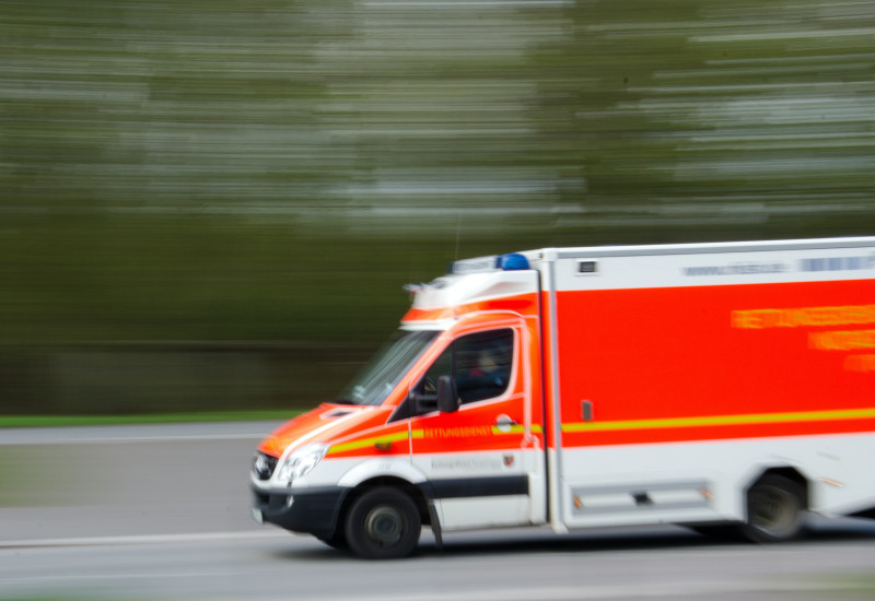 Ein Bild zeigt einen fahrenden Krankenwagen.