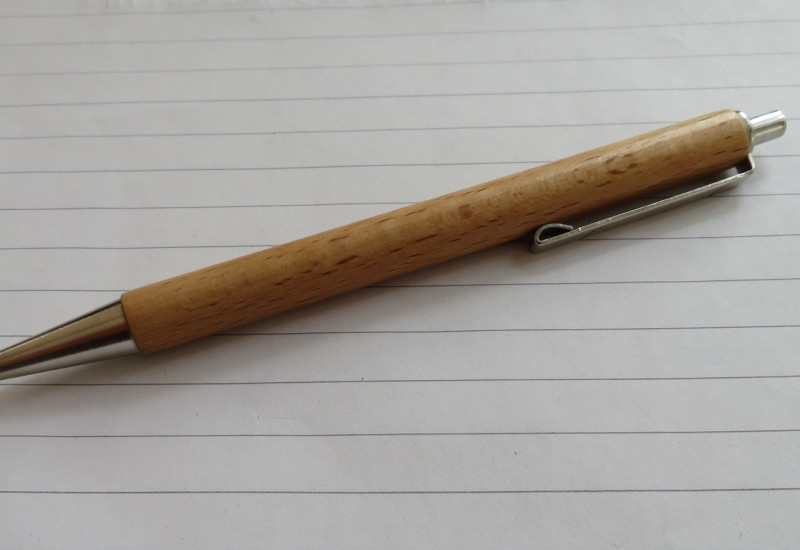 Ein Stift auf einem Block 