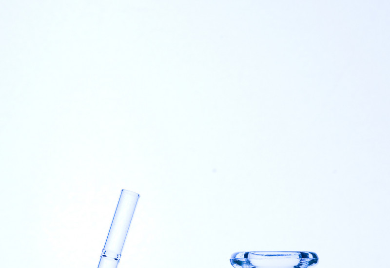 Zwei unterschiedliche Reagenzgläser, mit Flüssigkeit gefüllt, stehen nebeneinander.