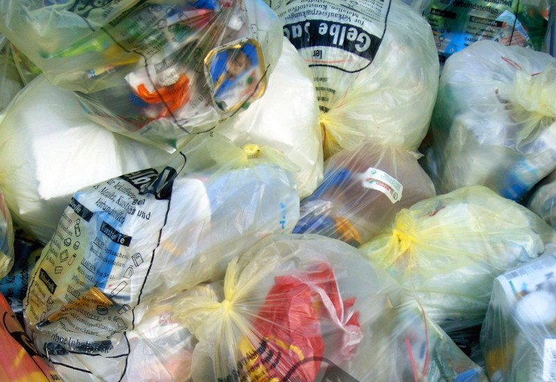 Gelbe Säcke mit Verpackungsmüll