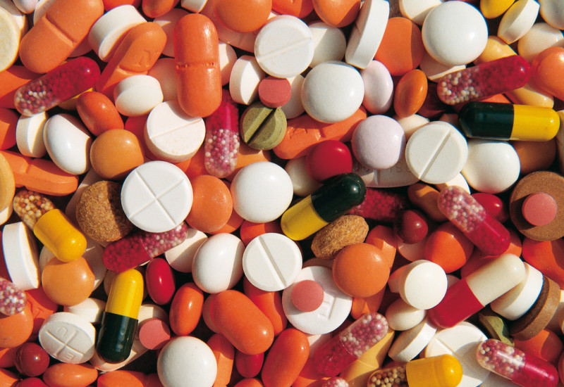 verschiedene bunte Tabletten und Pillen von oben fotografiert