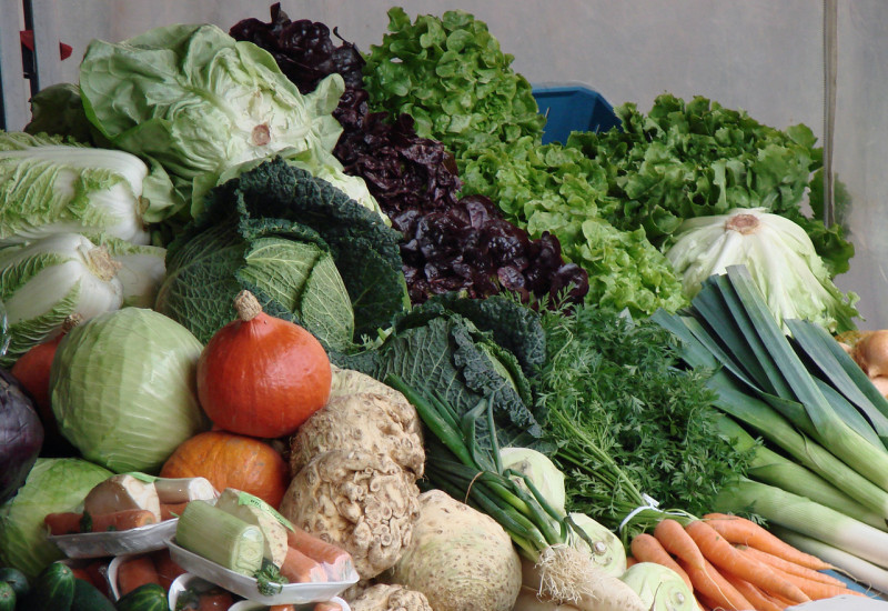 Ein Marktstand mit Gemüse