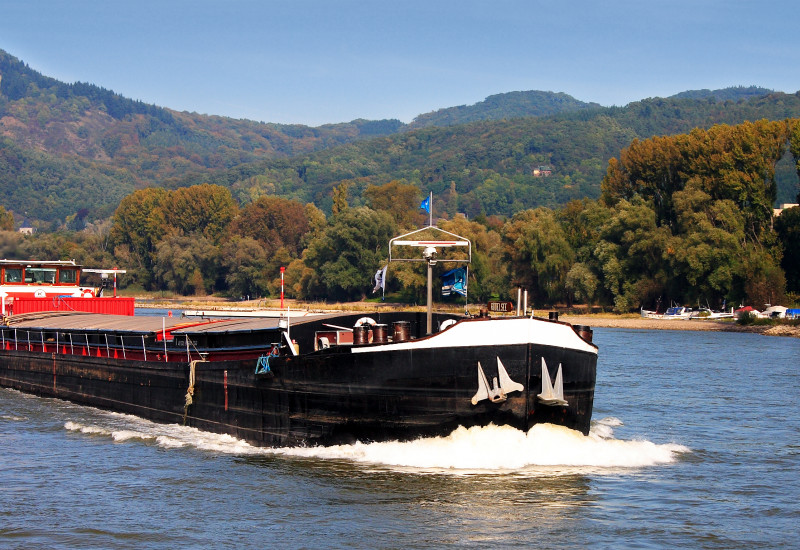 Nahaufnahme eines Binnenschiffs auf einem Fluss