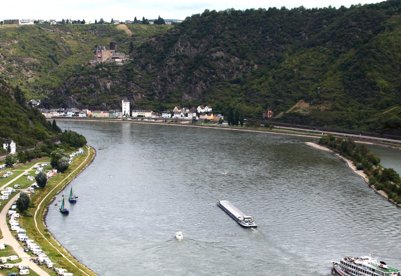 Rheintal: auf dem Wasser ein Ausflugsdampfer und ein Transportschiff