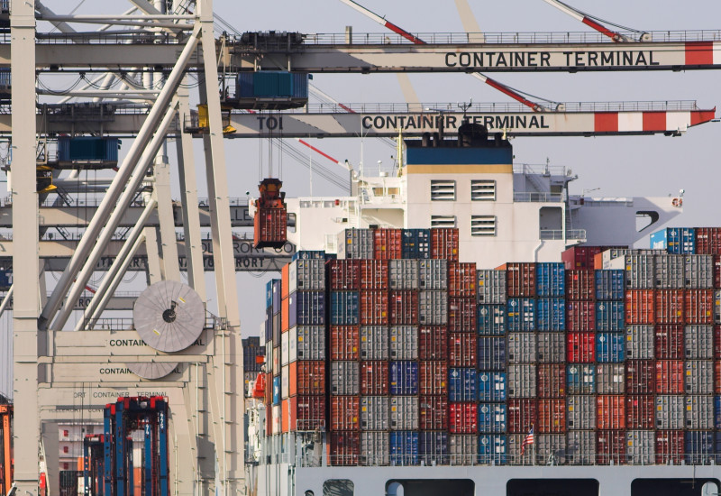 Containerschiff im Hafen
