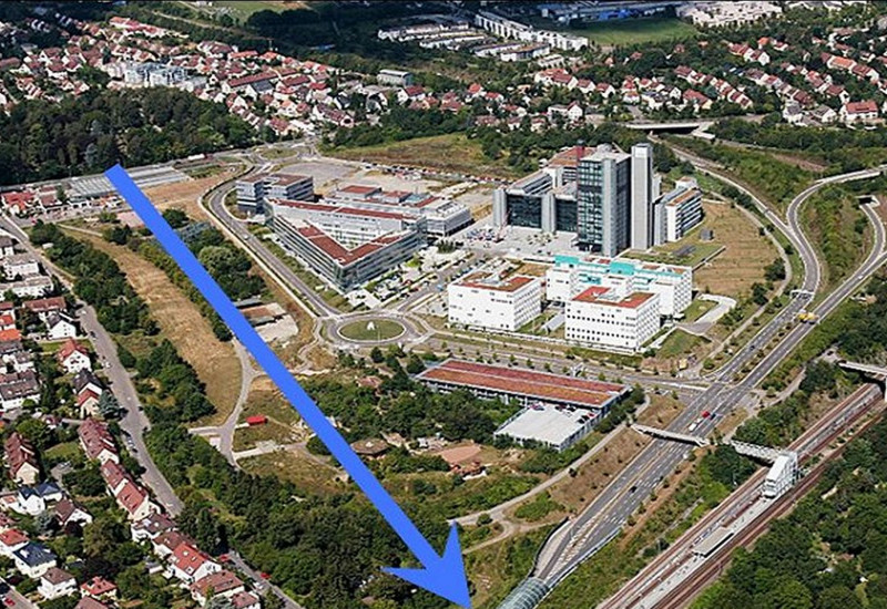 Luftbildaufnahme Stuttgart-Vaihingen. Ein Pfeil markiert die Ventilationsachse