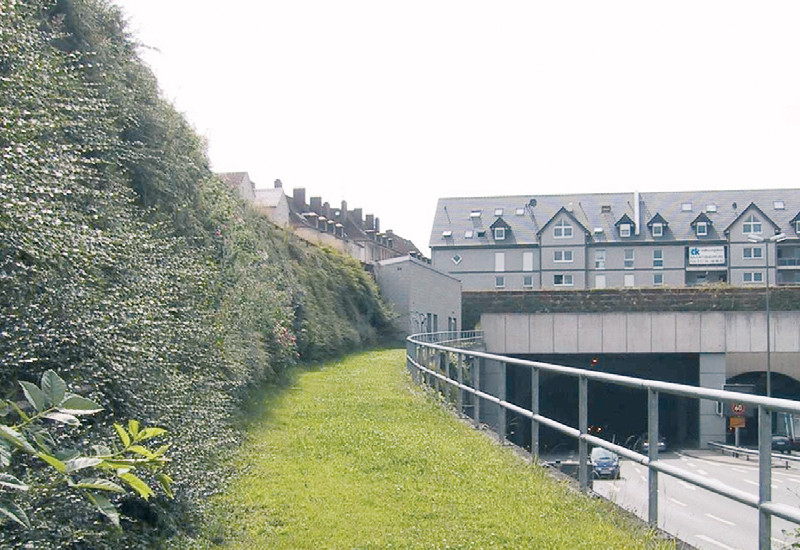 Ein Rasenweg verläuft zwischen Böschung und Kanal